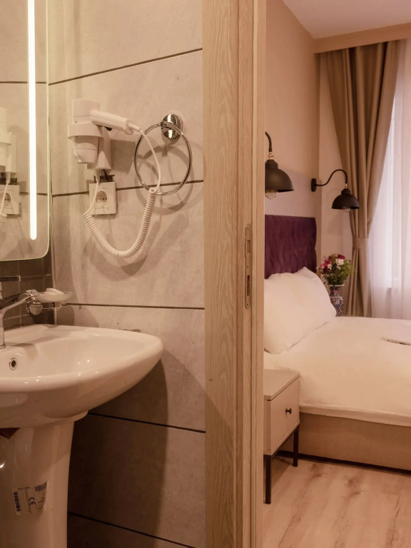 The Lola Hotel