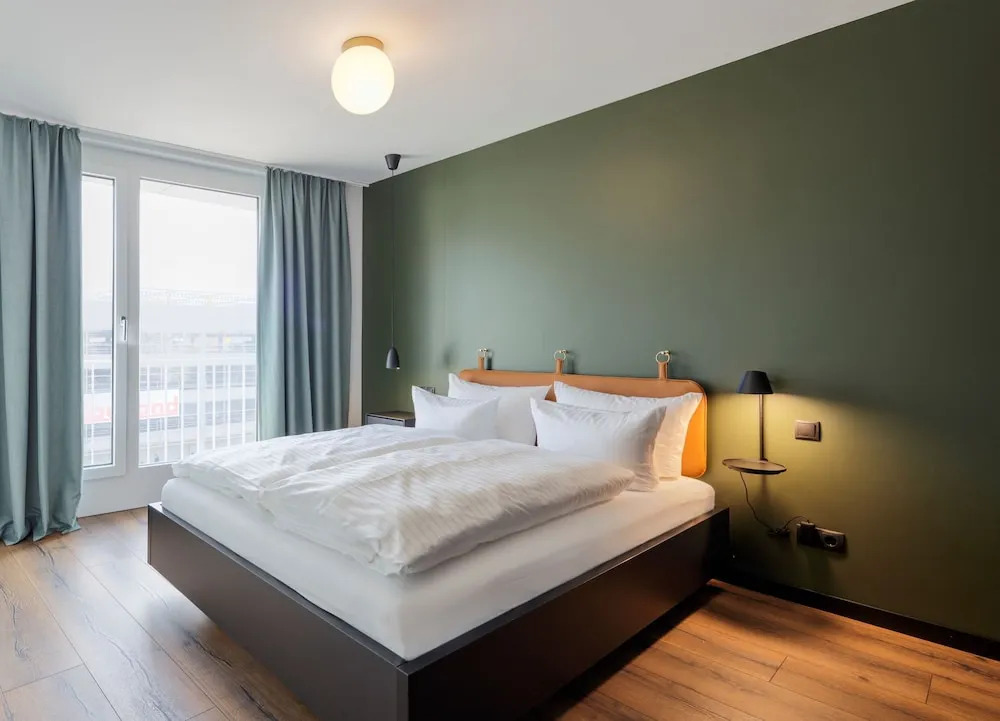 Black F House - Serviced Apartments