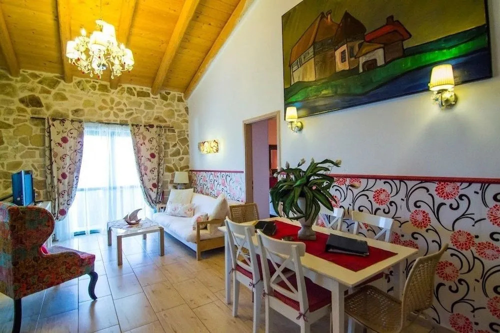 Artistsvillas-Red Rose