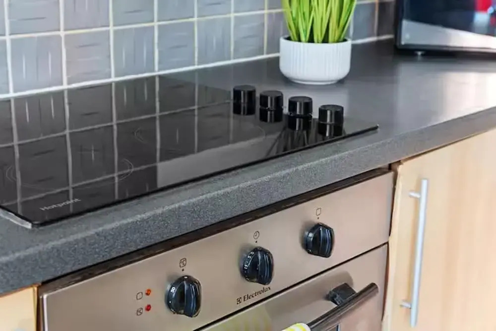 Leicester1br-wifi-modernapt-kitchen-sleeps2