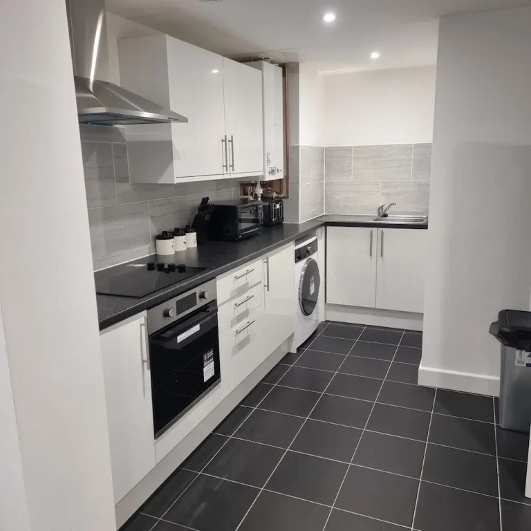 London Oasis Modern 2BR Apartment