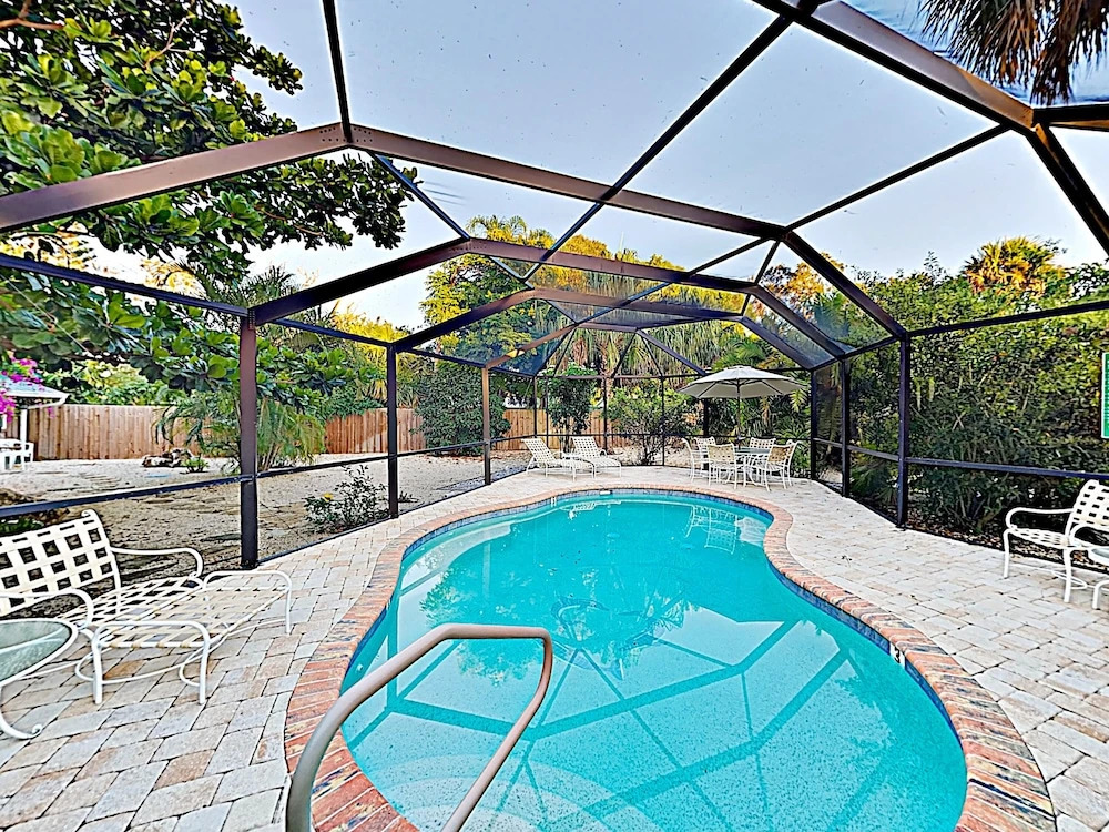 Tropical Oasis - 3 Minutes To Beach Home