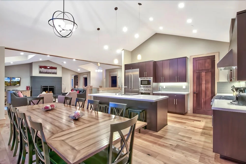 Redwood Lodge 7 Bedrooms 5.5 Bathrooms Home