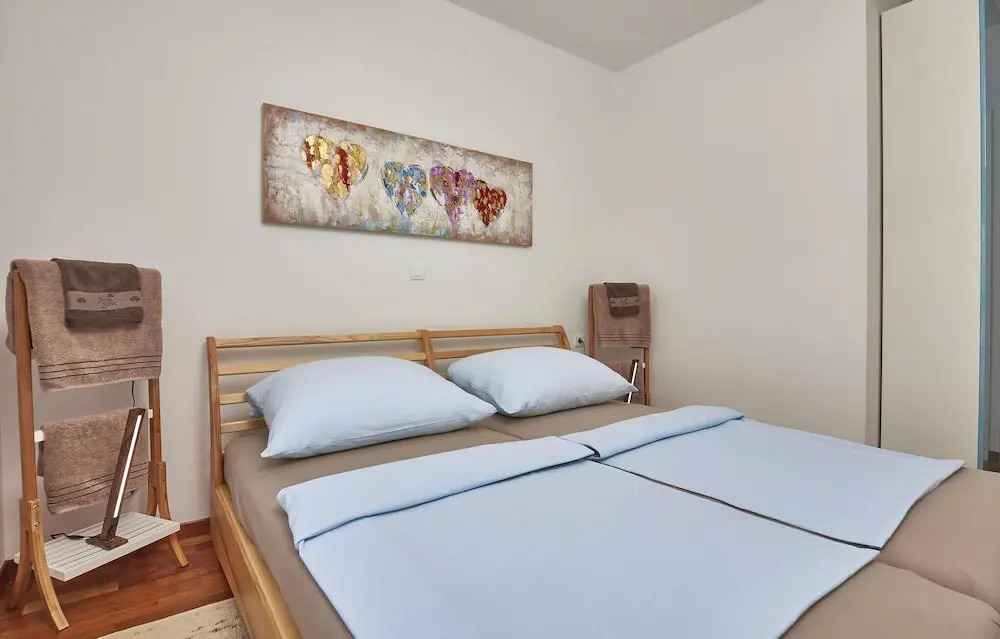 Stunning Home in Liznjan With Wifi and 2 Bedrooms