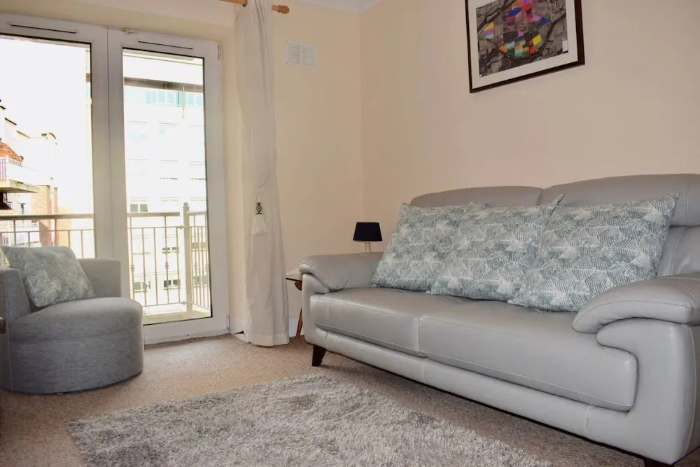 Peaceful 2 Bedroom Flat Beside Silicon Docks