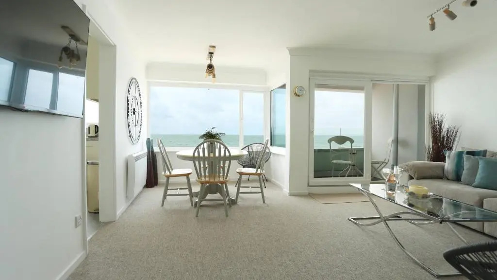 Tides - Beach Front Apartment in Bracklesham Bay