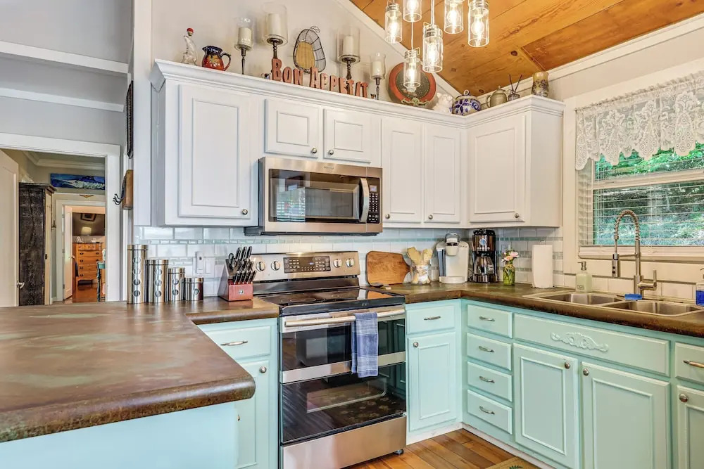 Hot Tub, Fire Pit: Family-friendly Murphy Home