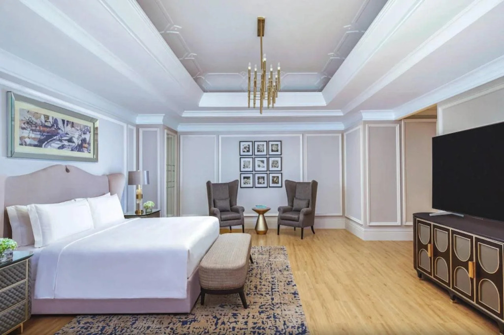 The Ritz-Carlton Jakarta, Mega Kuningan