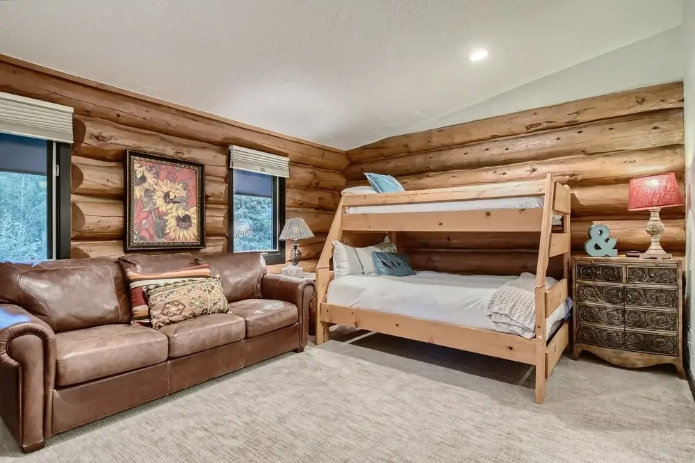 Platinum Mountain Home Getaway, Private Hot Tub, Nearby Outdoor Activities! 4 Bedroom Home by RedAwning