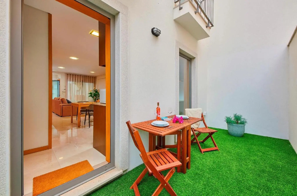 Beautiful Town Centre Apartment with Shared Pool