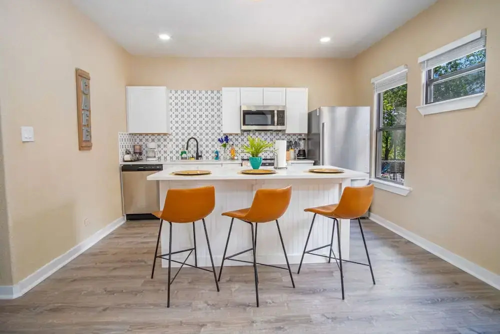 Modern Living 3br/2ba Close to Amazing Downtown