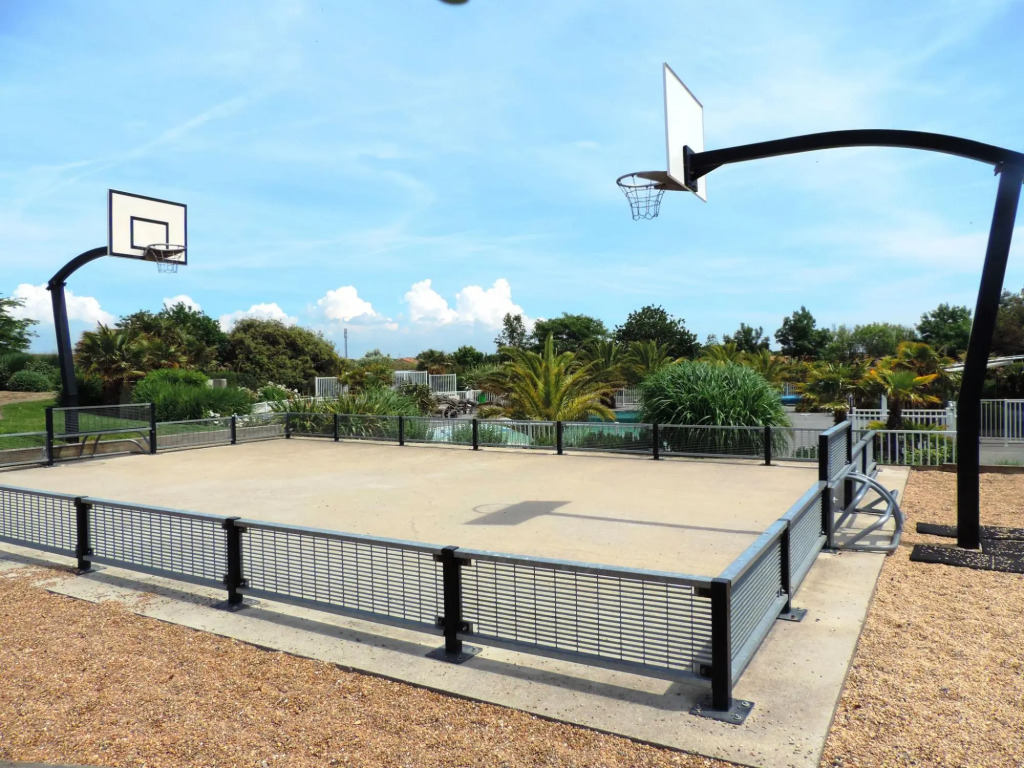 Luxurious, attractively furnished villa, 800 m. from the sea