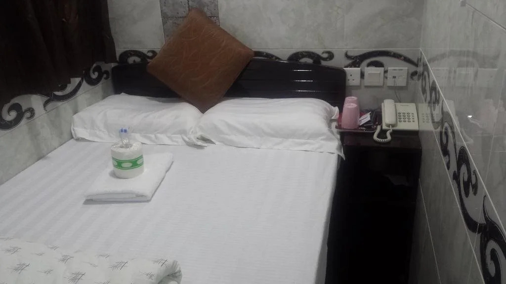 Gold Sparrow Hotel