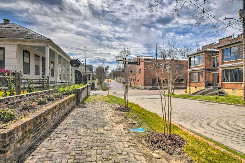 Vicksburg Home w/3 Porches, Walk to Downtown