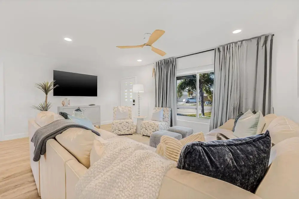 Castaway Cottage Near IMG and Beaches