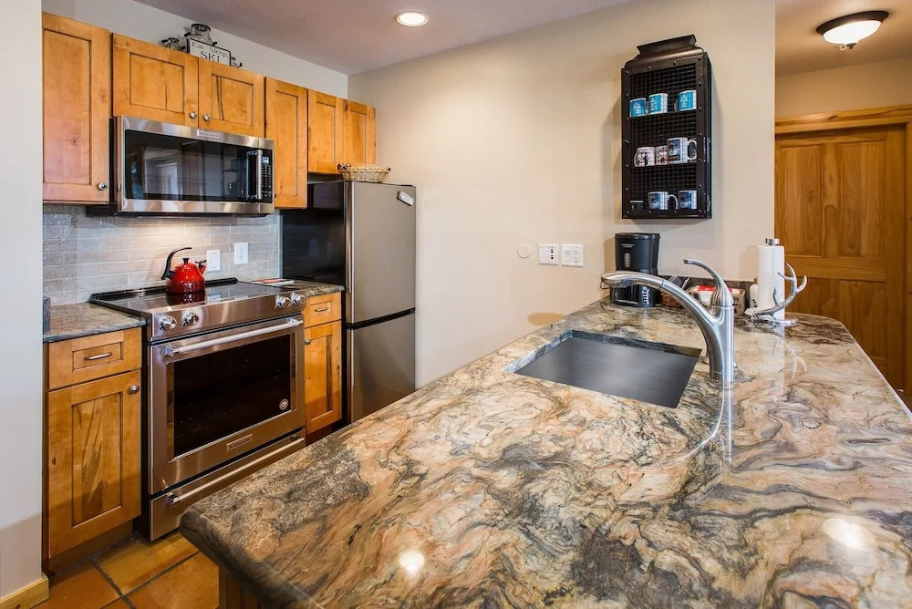 Spacious, Mountain Chic, Close to Ski Lift 1 bedroom - TM316 by Redawning