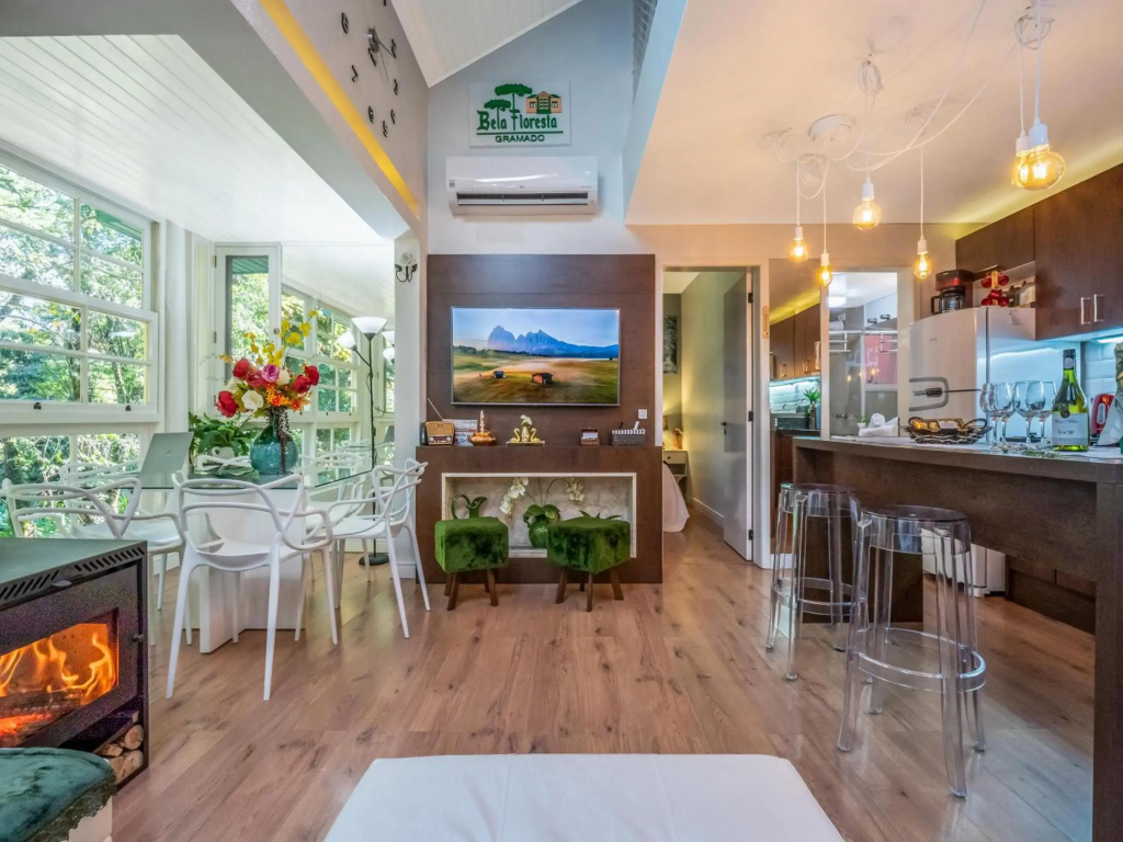 Apartamento Bela Floresta Gramado-RS Sossego na NATUREZA! Ótima LOCALIZAÇÃO LAGONegro 500m - com LAREIRA - 02 Quartos para FAMILIA em CONDOMINIO FECHAD0, cozinha completa com GARAGEM e portaria 24h - PETFRIENDLY