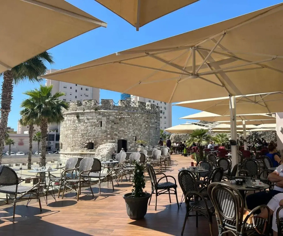 BYRO Snack Bar & Hostel