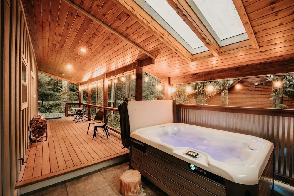 52gs - Hot Tub - Wifi - Pets Ok - Wood Stove - Sleeps 6 2 Bedroom Home by RedAwning