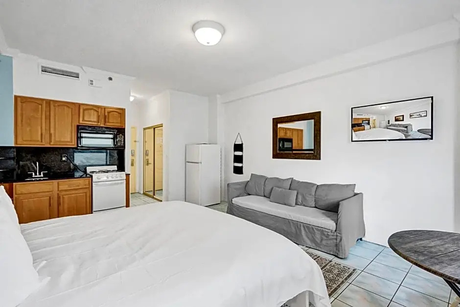 HB 414 - Beach Front suite at Hollywood Beach Resort - direct beach access Swimming Pool
