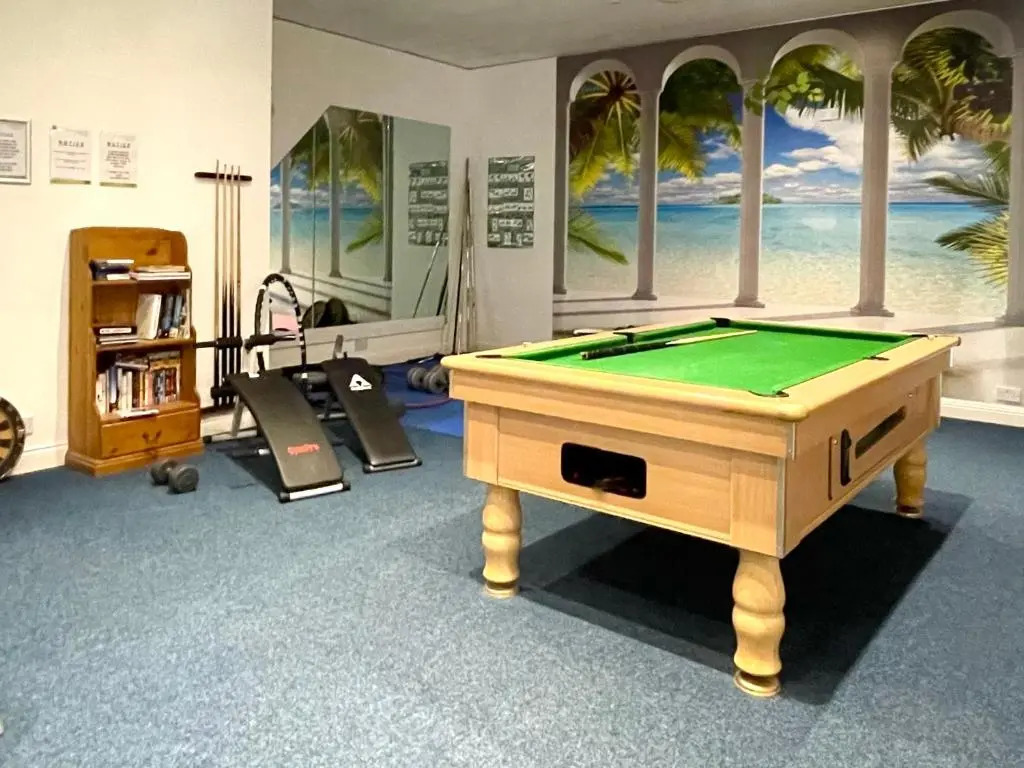 Modern Family Apartment FREE Parking and Gym by Beach