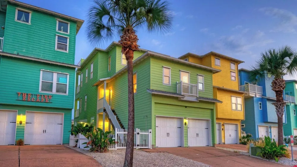 Walk to the Beach Ocean Views, Balcony Dining & Open Living Beachview 54 by Avantstay
