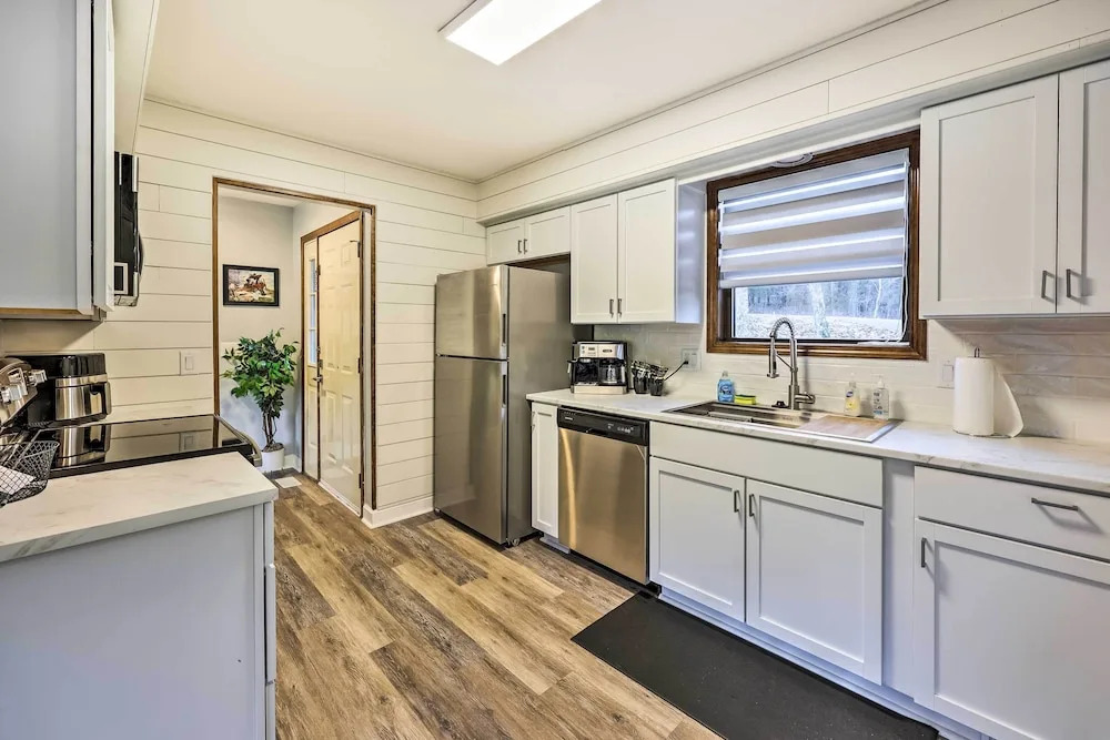 Holiday Island Home: Mountain View + Hot Tub