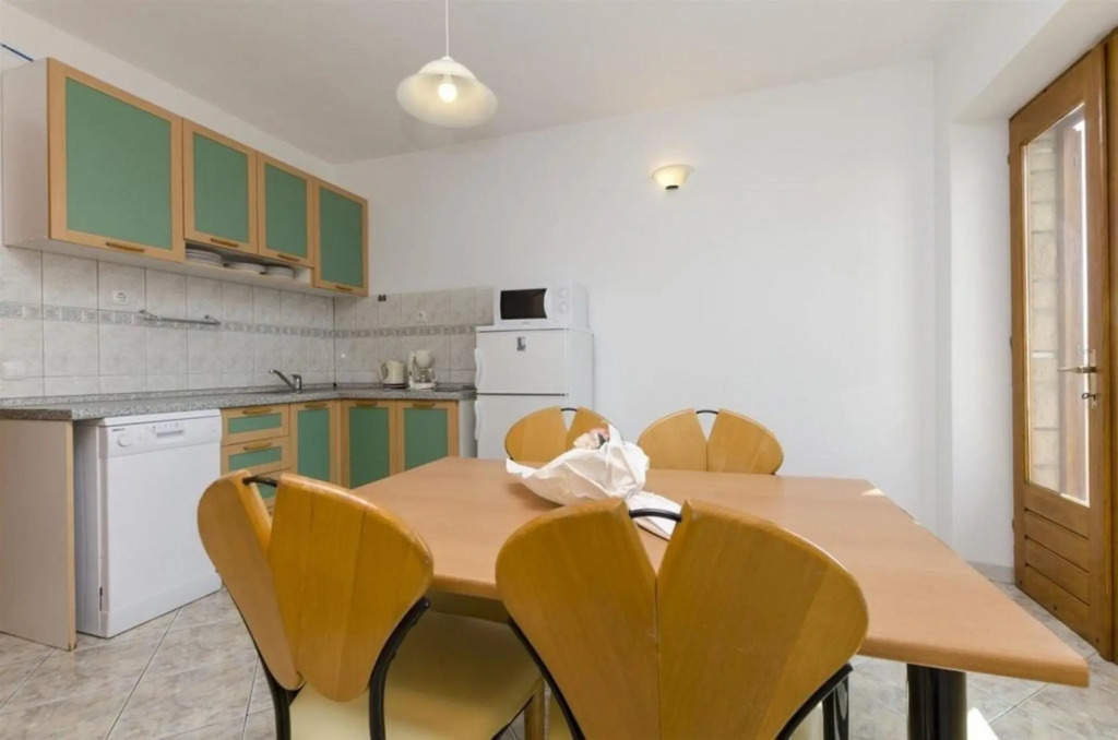 Apartment Lemar - parking and barbecue: A2 ANTIQUE Bol, Island Brac