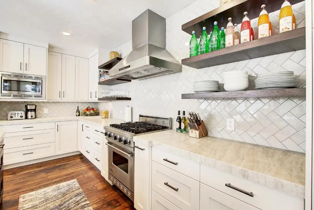 Modern 5bdr Right off Main Street w/ Hot Tub Main Street Escape by Avantstay