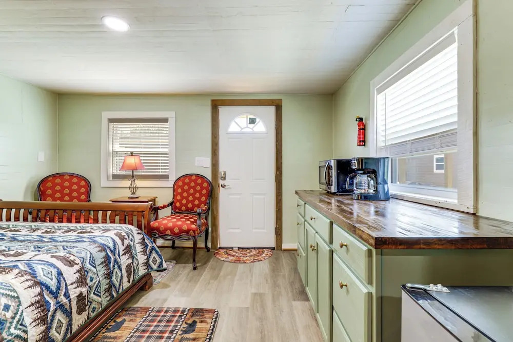 2 Mi to Great Smoky Mtns NP! Cozy Cabin Retreat