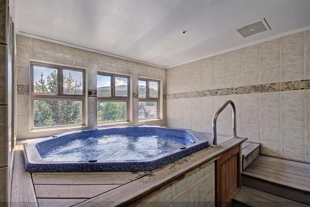 Inviting Winter Hideaway - Walk To Apres-ski Fun Sleeps 4 1 Bedroom Condo by RedAwning