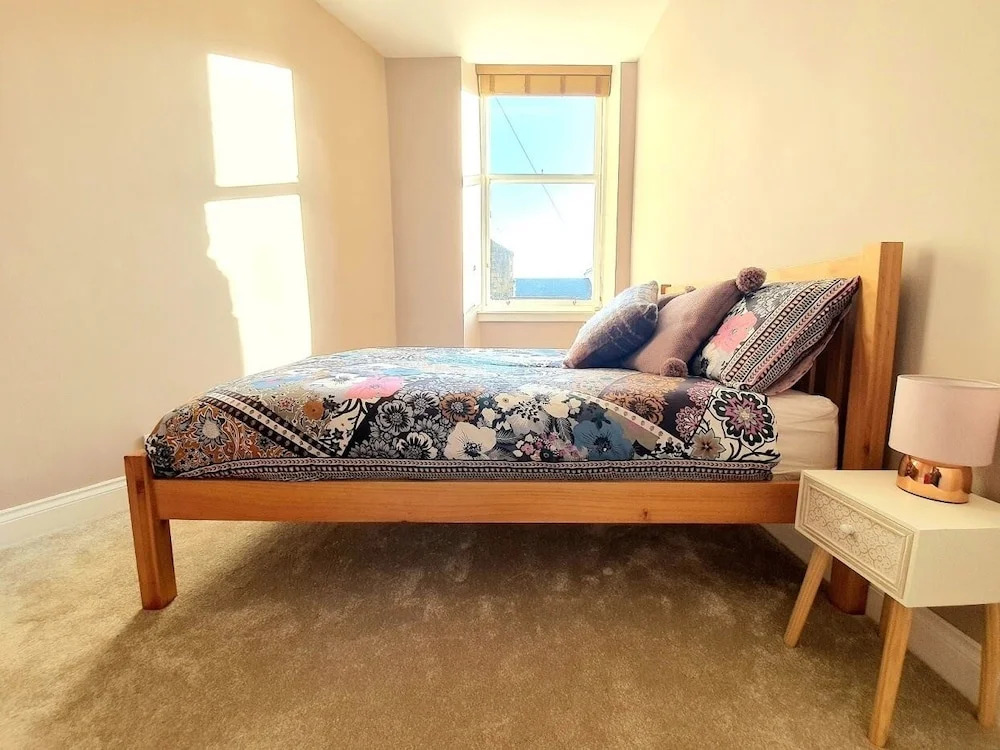 Unwind in a Bright Airy Victorian Apartment in West End!