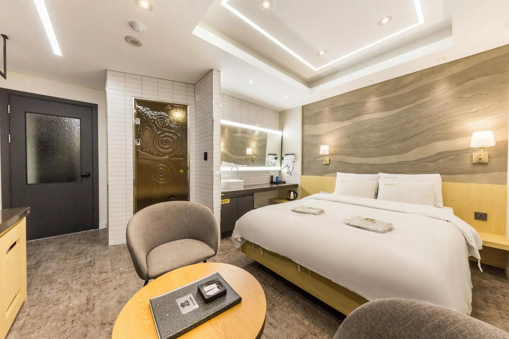 LaNuit Hotel