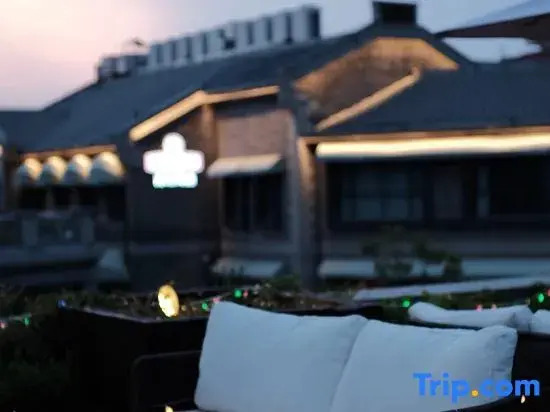 No. 8 Courtyard Homestay (Daming Lake Baotu Spring)