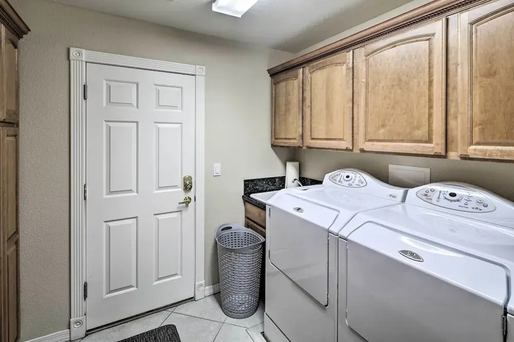 Putting Green & Bbq: Modern Lake Havasu Oasis!