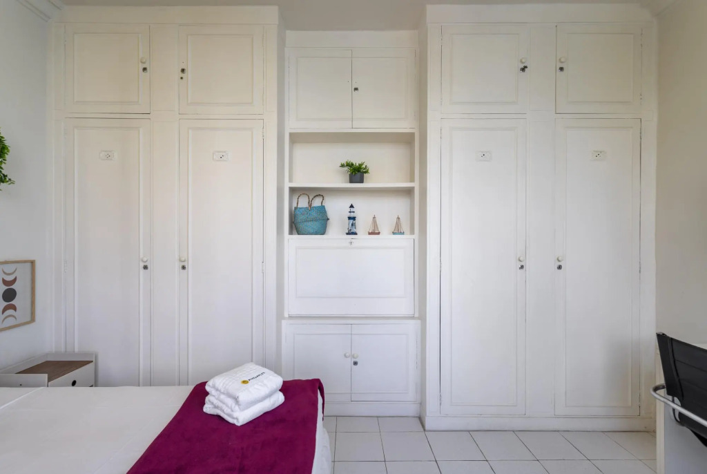 2 pax two blocks from the beach | VP604 Z1