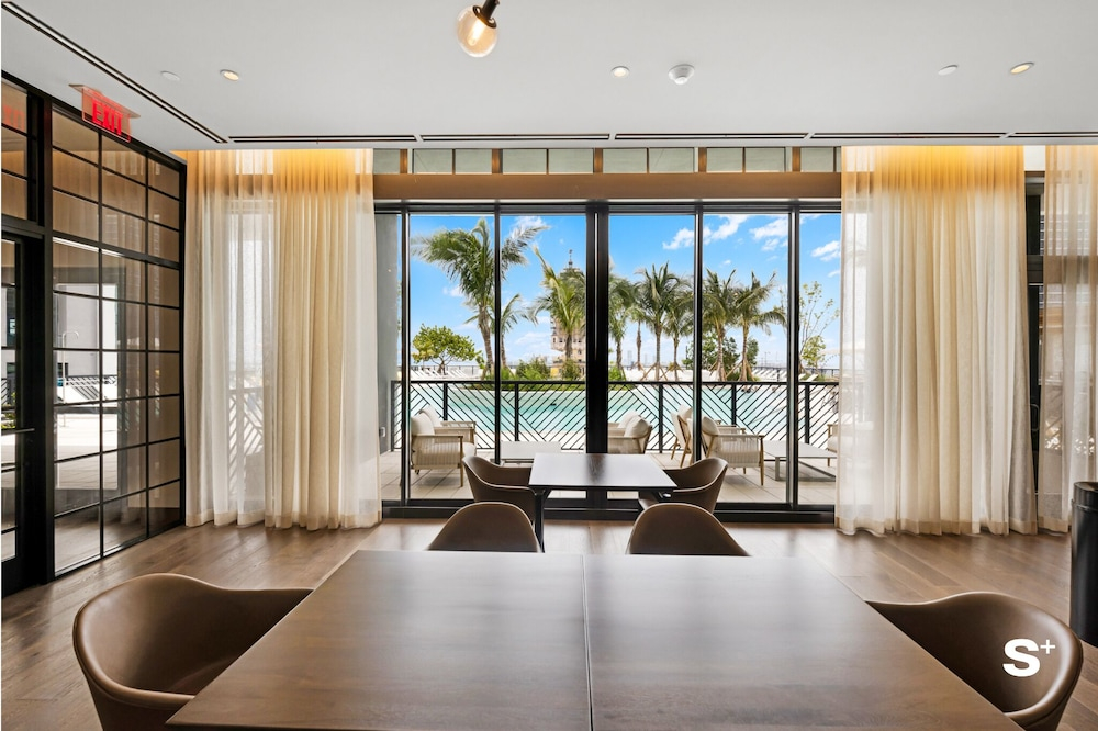 Upscale 1BD Condo in Miami- City Views