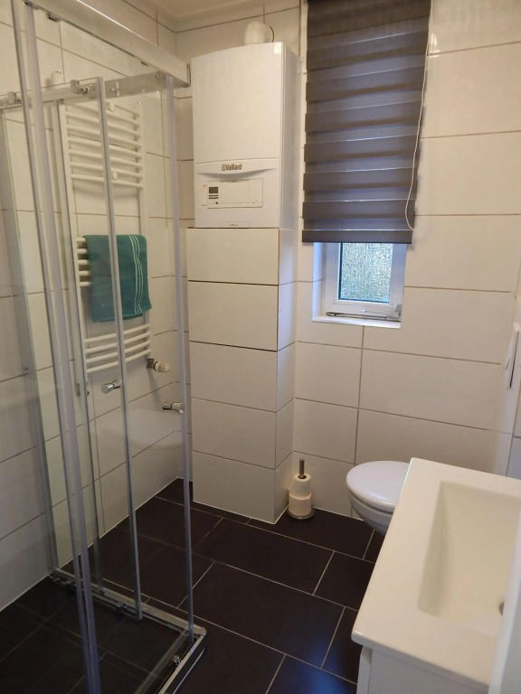 Wunderschoenes-freistehendes-Ferienhaus-an-der-See-Sauna-Strand-Yachthafen-WLAN