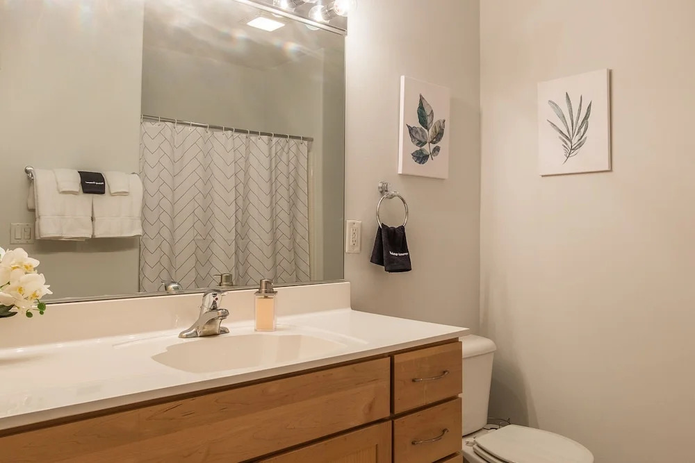 Spacious Townhome w Parking by Frontdesk