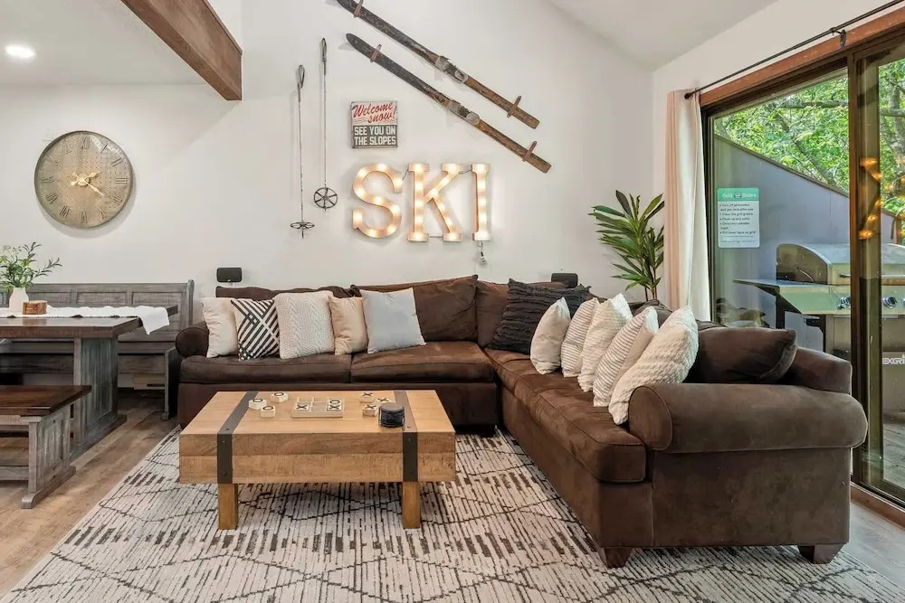 Prime Location on Camelback Mtn, Renovated w/ Movie & Game Room The Bear's Den