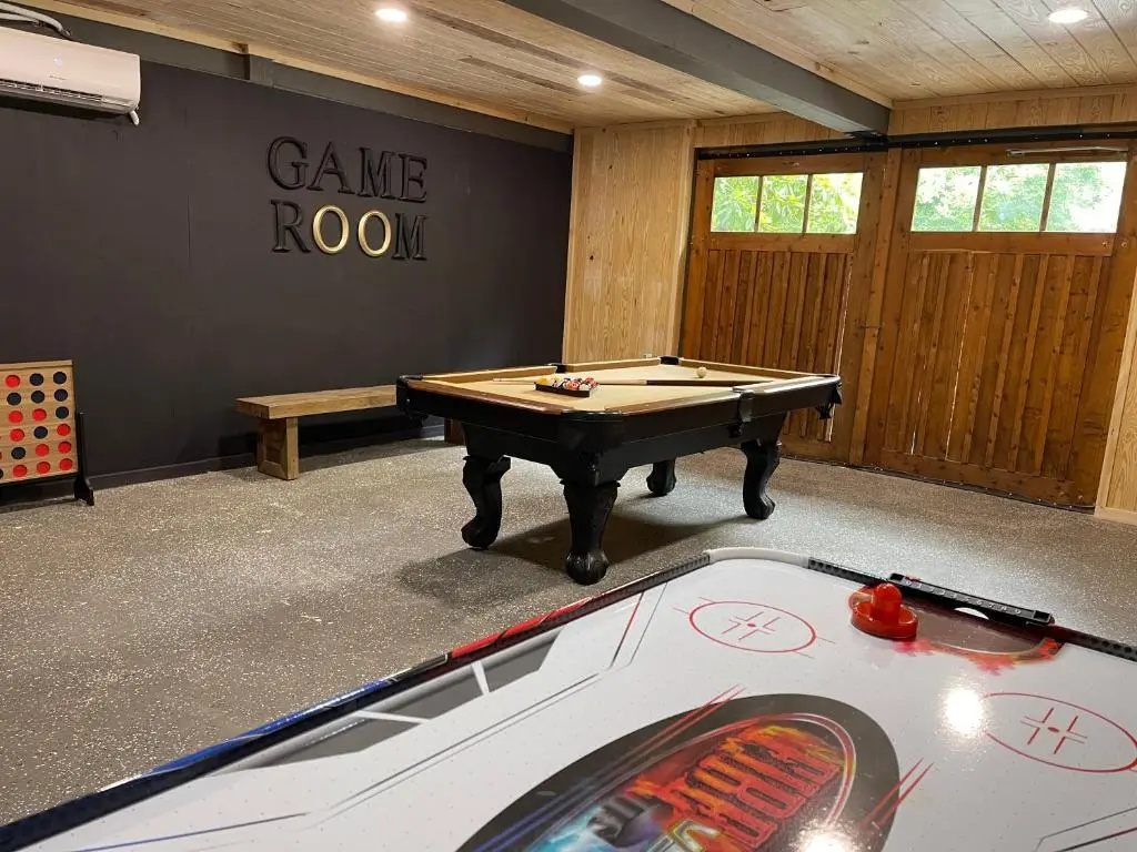 Smoky Bear BnB! Theater, Game Room, Hot Tub, Bar, 5Br 5Ba
