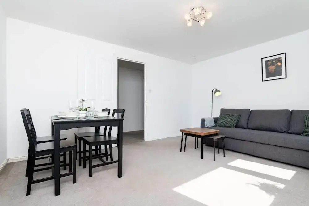 2 Bedroom Flat - Free Parking