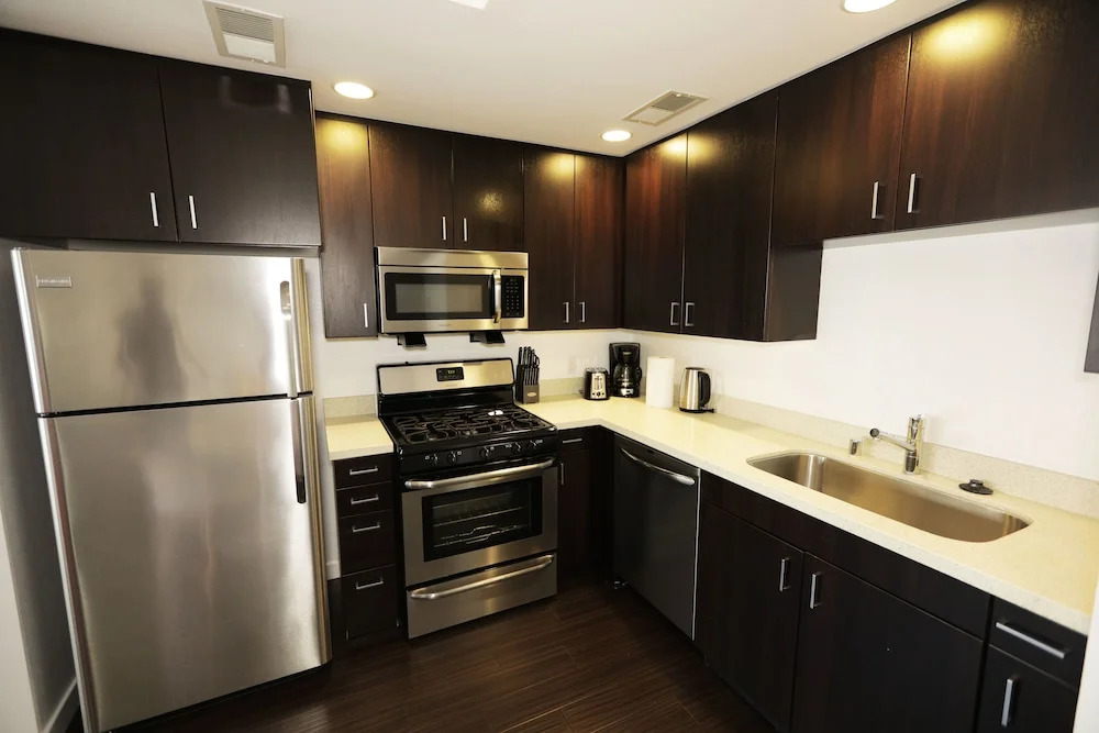 Hollywood Bright Suites