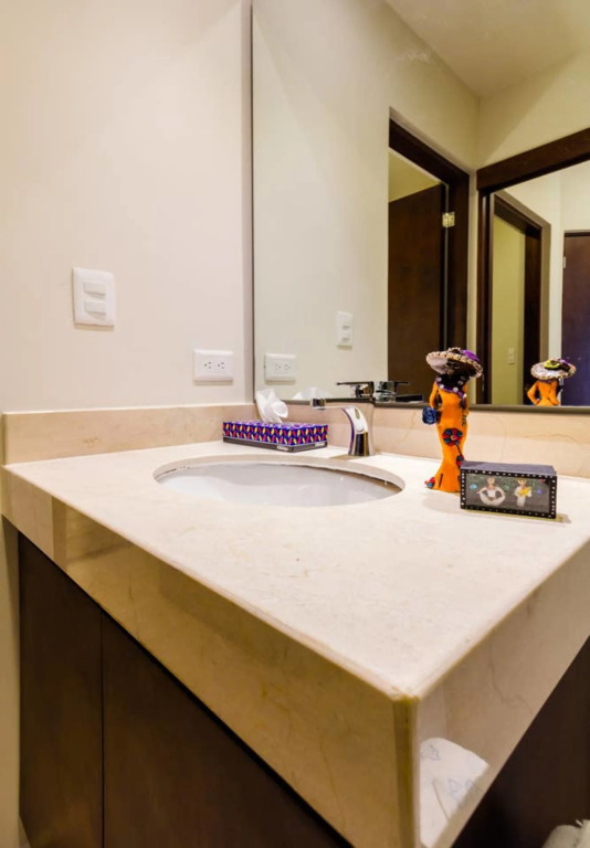 NEW 1 BR, gym, pool in fantastic location in Playa