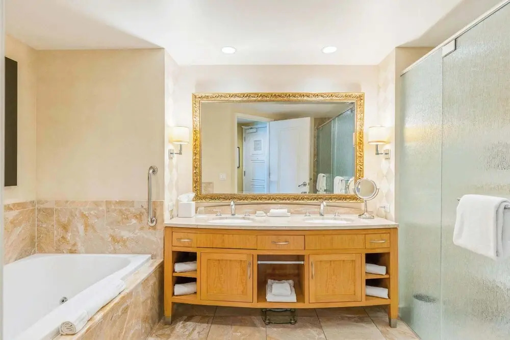 Newly Renovated Exquisite Trump Studio 1712 Great Views
