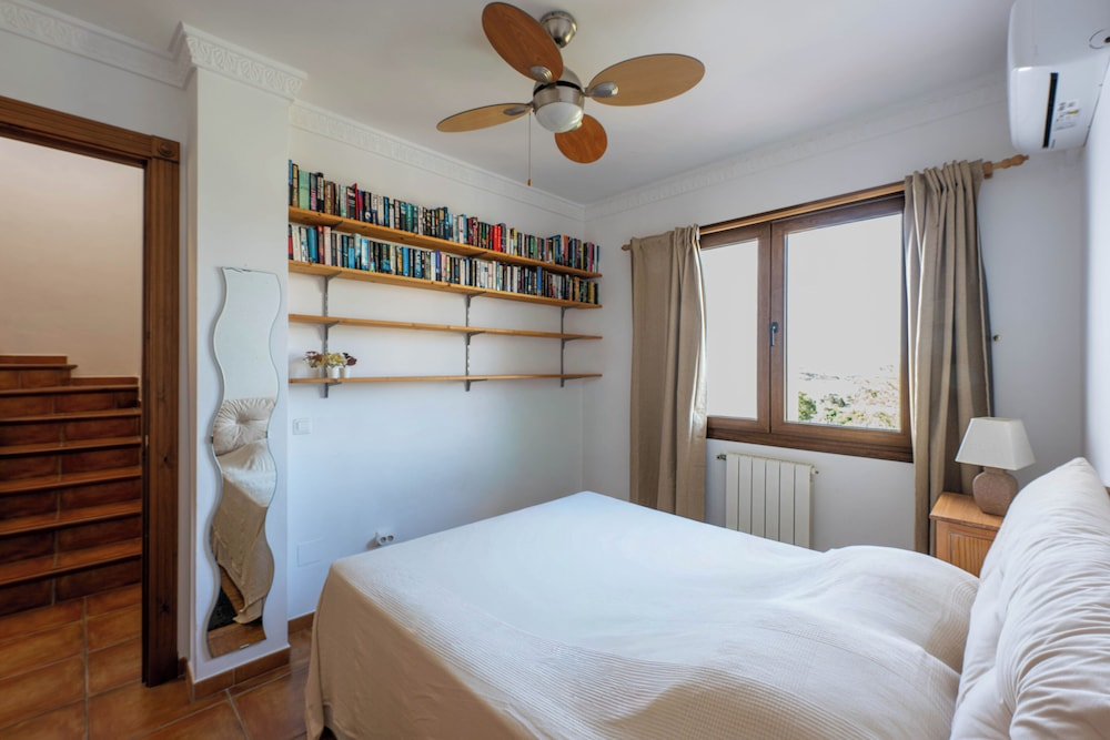 Spacious 4BR Townhouse - Rooftop Terrace