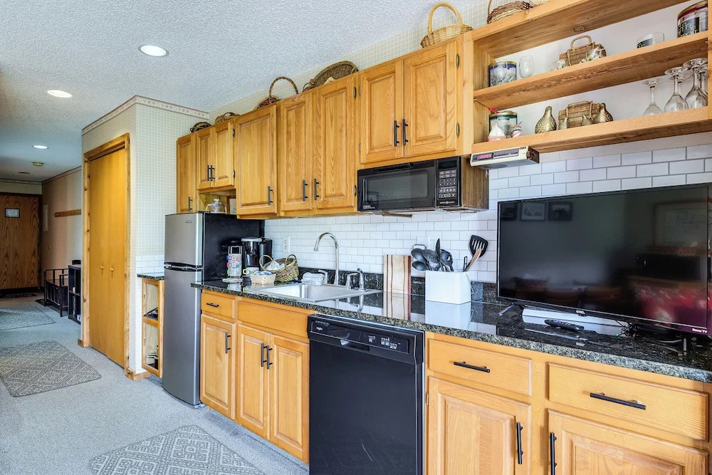 Condo on First Green w/ Deck at Schuss Mountain!