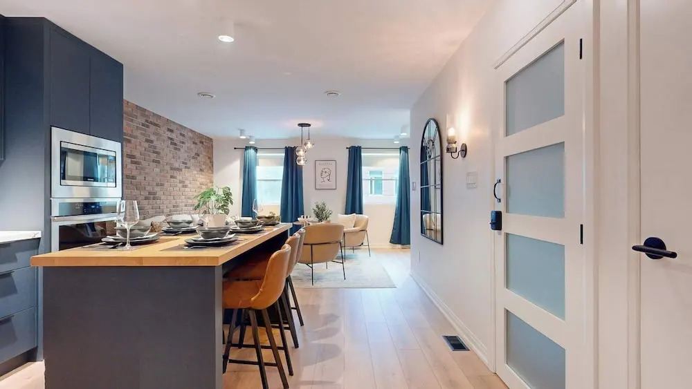 Casa Hotels Elegant 2BR Suite in Leslieville