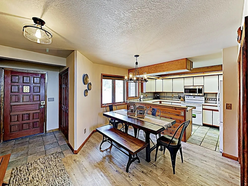 Multi-level Mountain W/ Views & Hot Tub! 3 Bedroom Townhouse