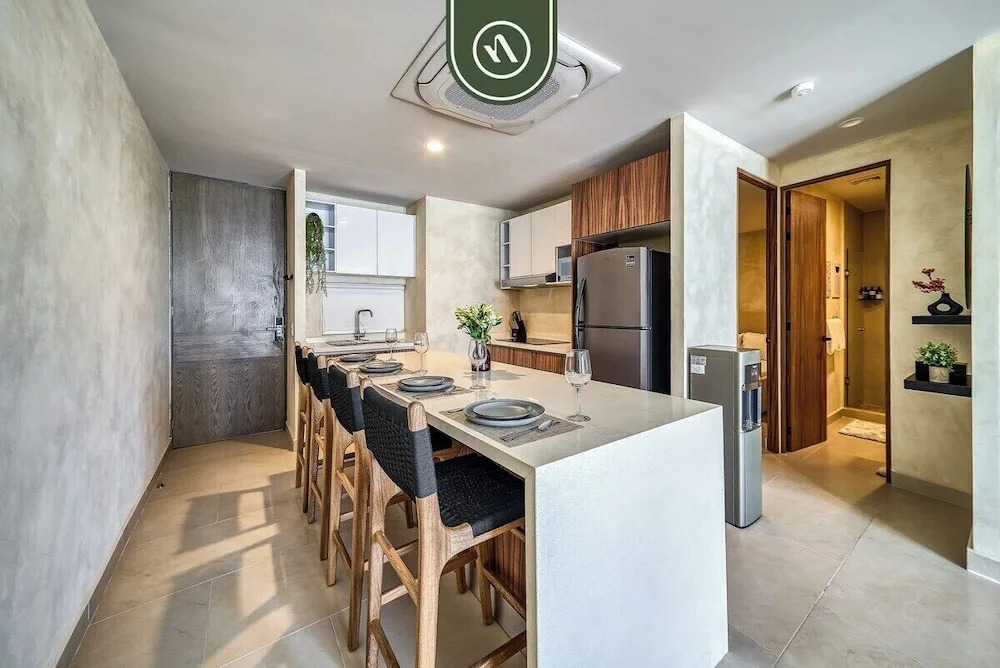 Luxury 2 BR Condo Near Beaches - Pools - Gym